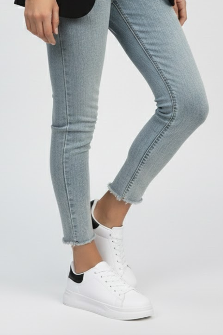 Women’s Low-Top Sneakers with Lace-Up Closure and Flat Outsole