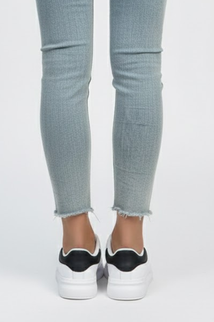 Women’s Low-Top Sneakers with Lace-Up Closure and Flat Outsole