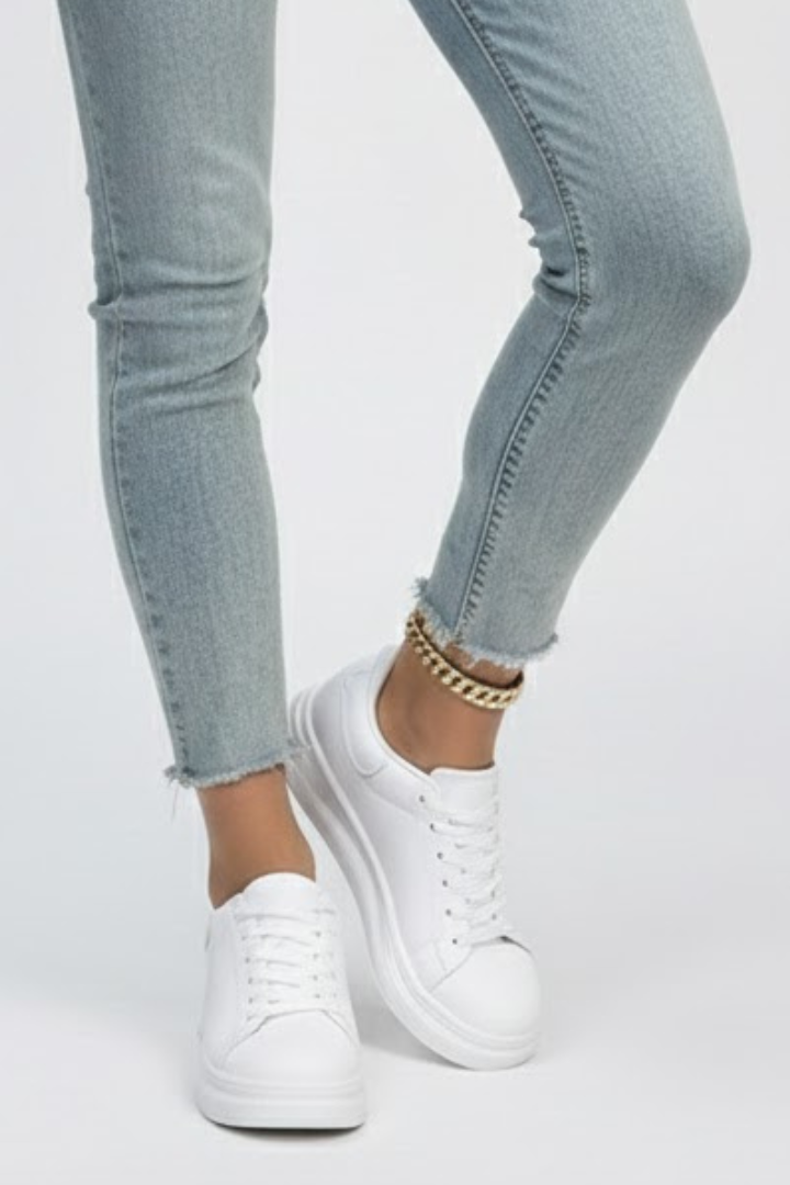 Women’s Low-Top Sneakers with Lace-Up Closure and Flat Outsole