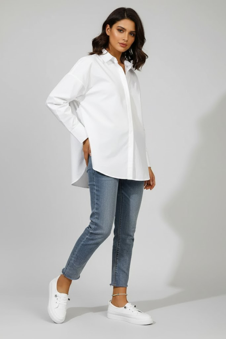 Women’s Flat Sneakers with Round Toe and Lace-Up Closure